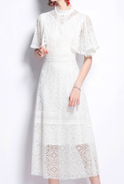 白いワンピースドレス
