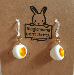 magicmama's GALLERY　半熟茹で卵のイヤリング