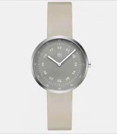 白いベルトの腕時計