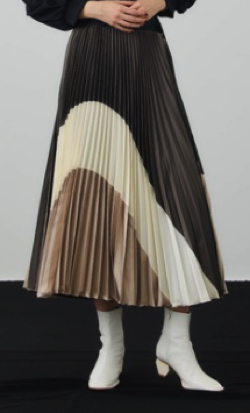 ベージュ系のカラードプリーツスカート