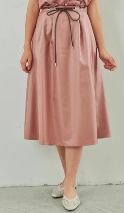 【シューイチ】河出奈都美アナ 衣装ピンクのサテンスカート