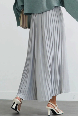 漂着者白石麻衣(新谷詠美)衣装ライトグレーのバックプリーツワイドパンツ