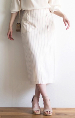 漂着者白石麻衣(新谷詠美)衣装アイボリーのストライプ柄スカート