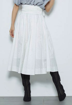 プロミスシンデレラ・松井玲奈・松村沙友理衣装ホワイトのスカート
