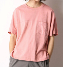 ナイトドクター岸優太 ドラマ衣装ピンクのバックロゴTシャツ