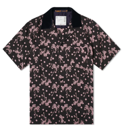 ナイトドクター北村匠海 ドラマ衣装ブラックxピンクのパームツリーシャツ