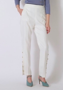 漂着者白石麻衣(新谷詠美)衣装白いサイドスリットデザインパンツ