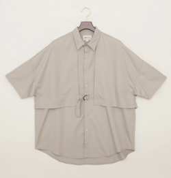 プロミスシンデレラ・眞栄田郷敦衣装ライトベージュのハーフスリーブシャツ