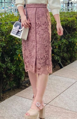 おかえりモネ・今田美桜 衣装ピンクのケミカルレースタイトスカート