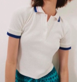 【彼女はキレイだった(かのきれ)・第9話】小芝風花(佐藤愛)ドラマ衣装ネイビーラインのポロシャツ