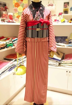 プロミスシンデレラ・三田佳子衣装赤いストライプの浴衣