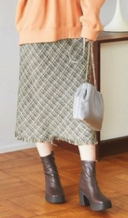 ベージュのチェックタイトスカート