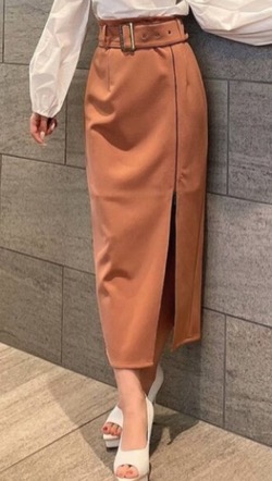 オレンジピンクのタイトロングスカート
