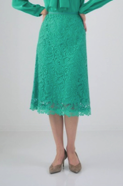 グリーンの刺繍フレアスカート