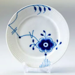 ホワイトxブルーの花柄の皿