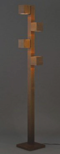 木製のフロアランプ