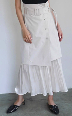 ホワイトのサテンレイヤードスカート