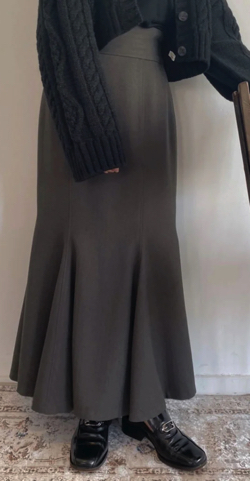 チャコールグレーのマーメイドスカート