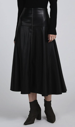 ブラックのフェイクレザースカート