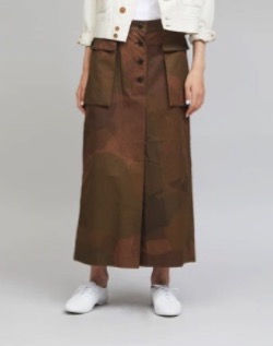 ブラウンのロングスカート
