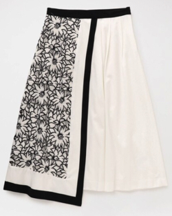 ホワイトの花柄刺繍スカート