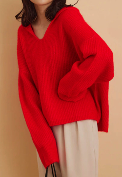 赤いVネックニットセーター