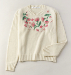 ホワイトのフラワー刺繍セーター