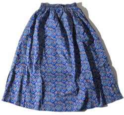 ブルーの花柄ロングスカート