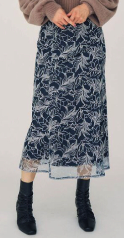 ネイビーの花柄刺繍スカート