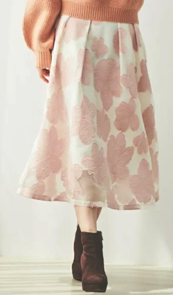 ホワイトxピンクの花柄スカート
