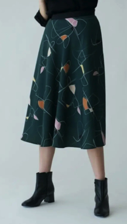 ダークグリーンのラインアートプリントスカート