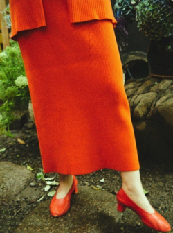 オレンジのニットスカート