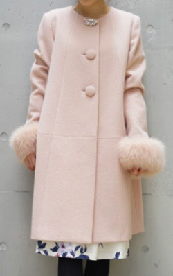 ライトピンクのファー袖コート