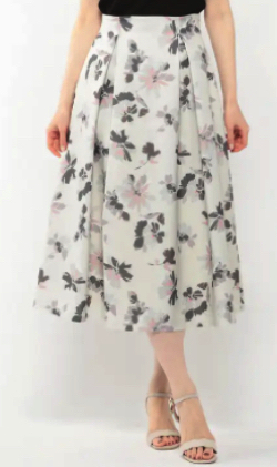 【渥美友里恵】アイボリーのぼかし花柄スカート