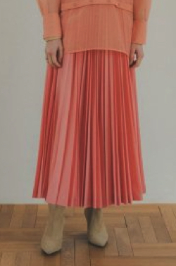 ピンクオレンジのプリーツスカート