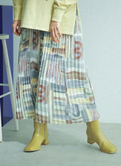 イエローxグレー系のプリントスカート