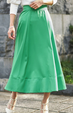グリーンのフレアスカート