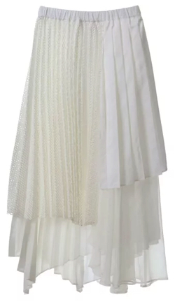 ホワイトのプリーツスカート