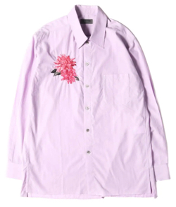 ピンクのフラワー刺繍シャツ
