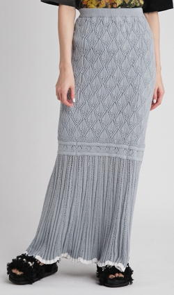 グレーの透かし編みスカート