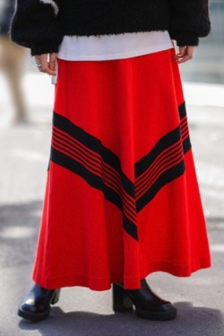 赤いロングスカート