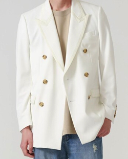 ホワイトのジャケット