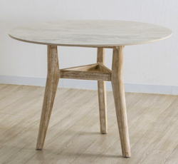 木製のダイニングテーブル