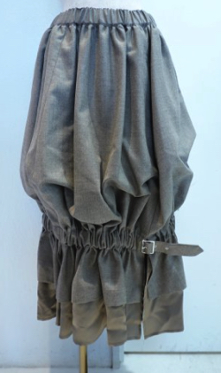 チャコールグレーのバルーンスカート
