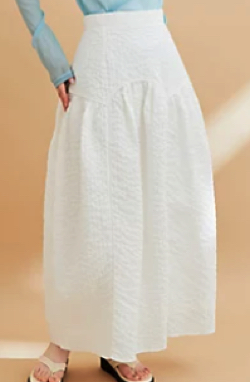 ホワイトのバルーンスカート
