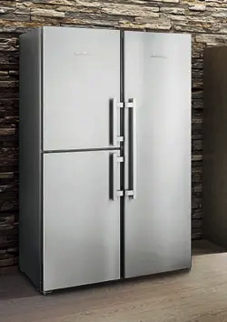 シルバーの大型冷蔵庫