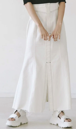 ホワイトのデニムマーメイドスカート