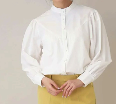 UNTITLED（アンタイトル）・ホワイトのフリルネックシャツ