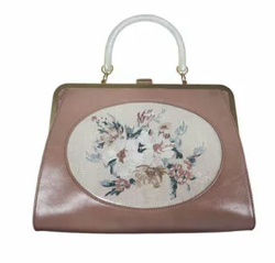 ピンクベージュのフラワー刺繍ハンドバッグ