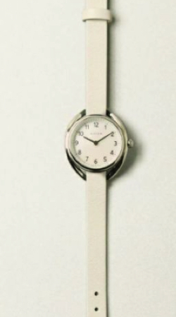 ホワイトxシルバーの腕時計